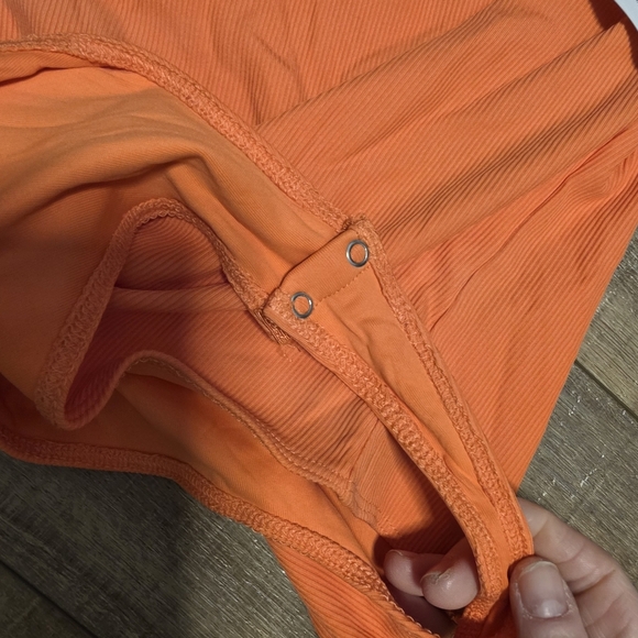 House of Harlow 1960 ($110) Ribbed Short Sleeve Bodysuit - Picture 5 of 7